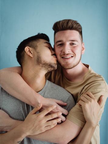 Vrouw die man kus op het voorhoofd geeft. 