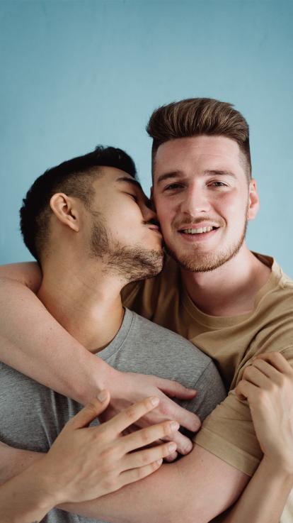 Vrouw die man kus op het voorhoofd geeft. 