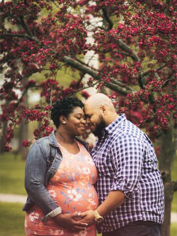 Twee verliefden die elkaar aanraken. 