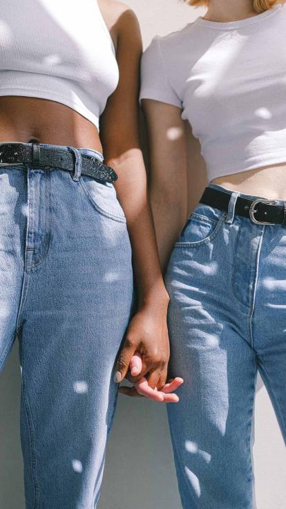 Twee geliefden houden handjes vast. 