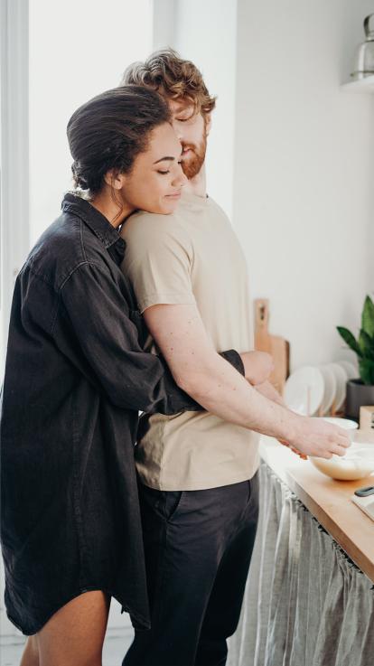 Twee verliefde mannen die elkaar knuffelen