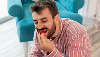 iemand eet een aardbei