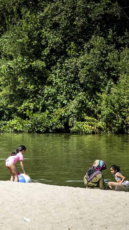 kinderen spelen in het water