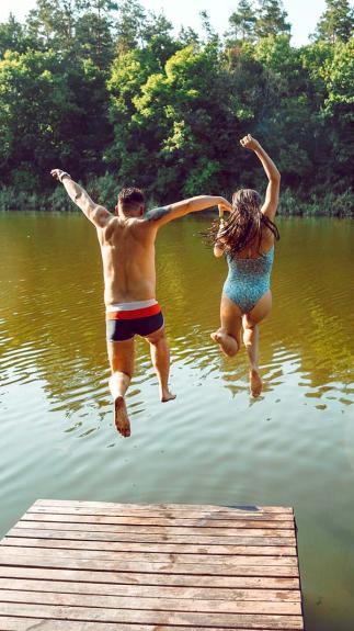 twee mensen springen in het water
