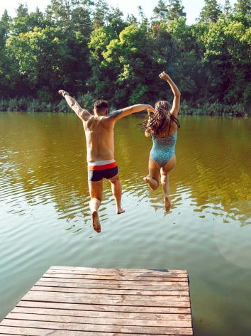 twee mensen springen in het water