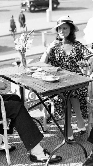 Mensen drinken een drankje op het terras in Scheveningen, jaren 1930.