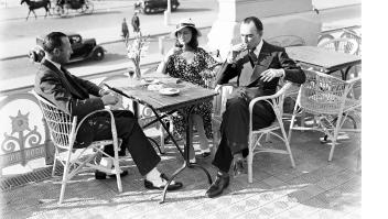 Mensen drinken een drankje op het terras in Scheveningen, jaren 1930. 