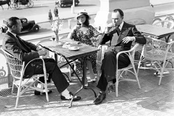 Mensen drinken een drankje op het terras in Scheveningen, jaren 1930. 