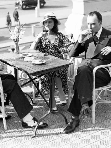 Mensen drinken een drankje op het terras in Scheveningen, jaren 1930. 