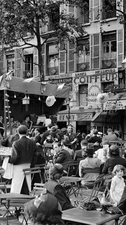 Terrasje op de boulevard in Parijs, Frankrijk. 