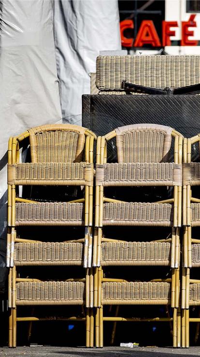 Opgestapelde stoelen van een terras, tijdens de lockdown door corona. 