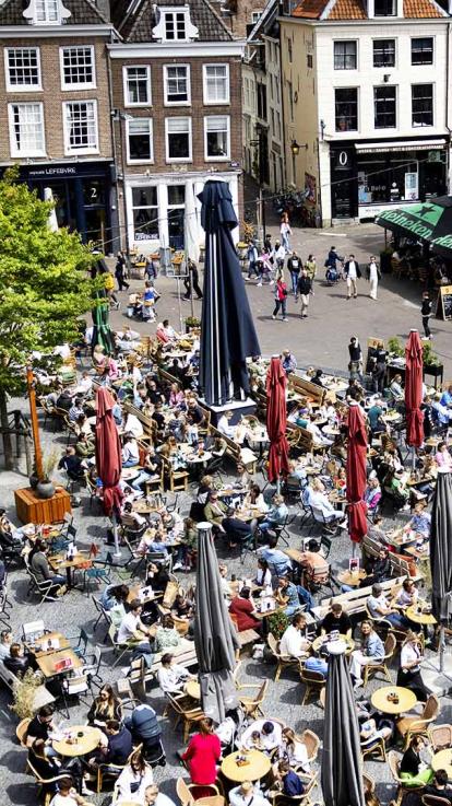 Een terras aan het water, aan de gracht in Utrecht. 