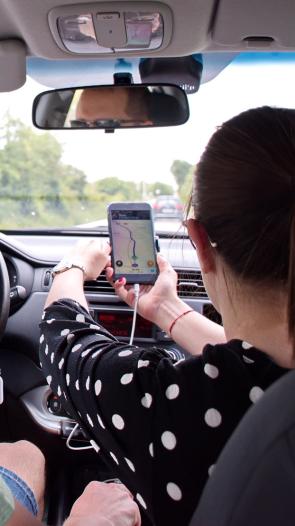 twee mensen gebruiken Google Maps in de auto