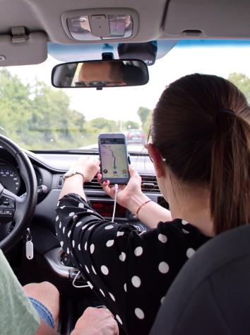 twee mensen gebruiken Google Maps in de auto
