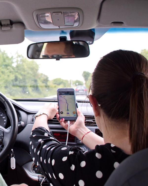 twee mensen gebruiken Google Maps in de auto