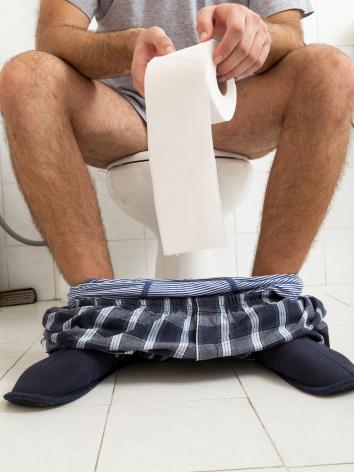 iemand die op de wc zit