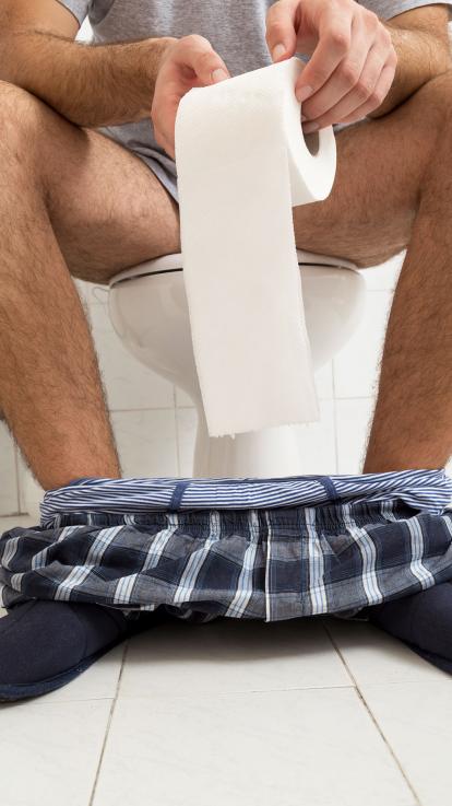 iemand die op de wc zit