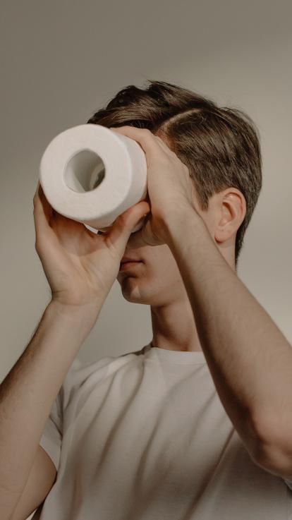 iemand die door wcrol kijkt