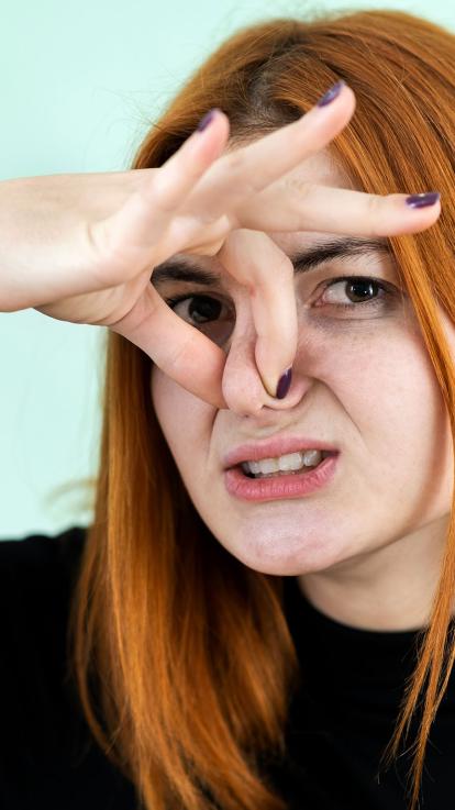 iemand die iets vies ruikt