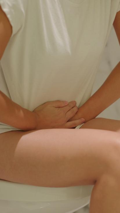 iemand met pijn in zijn buik