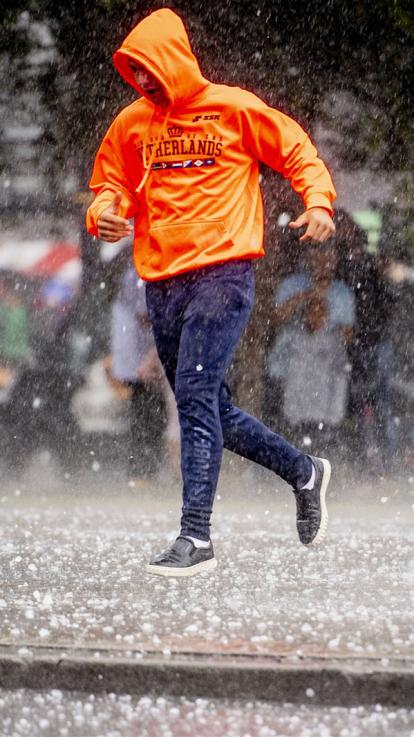 iemand rent door de hagel