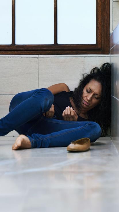 iemand ligt bewusteloos op de grond