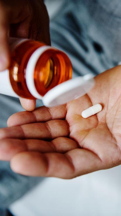 iemand neemt medicijnen