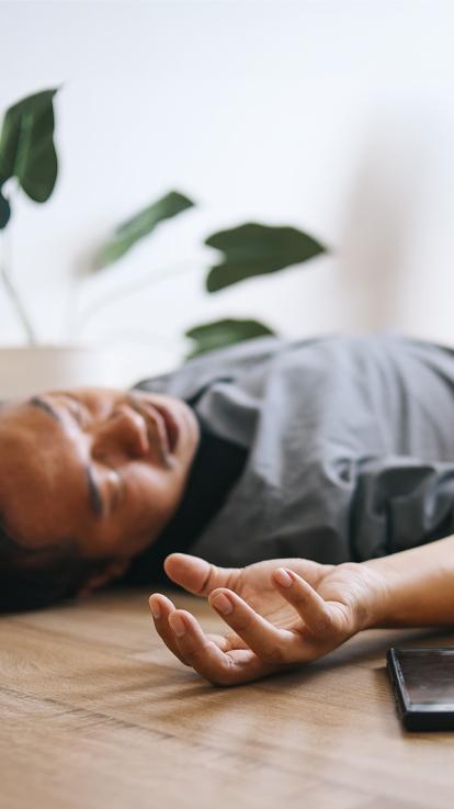 iemand ligt bewusteloos op de grond