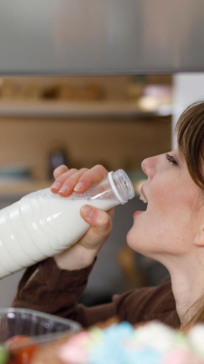 iemand die melk drinkt