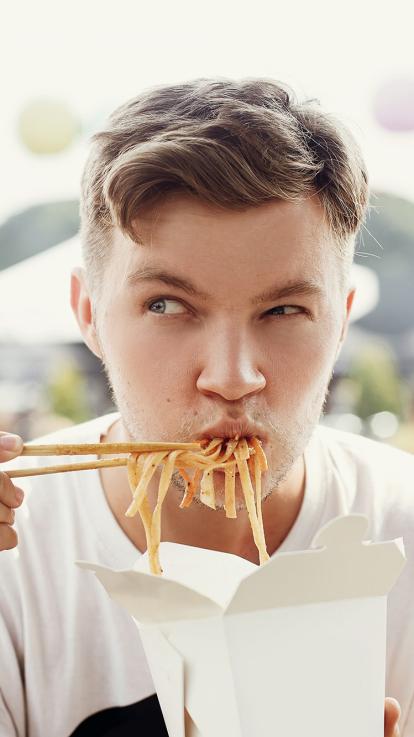 iemand die pittig eet