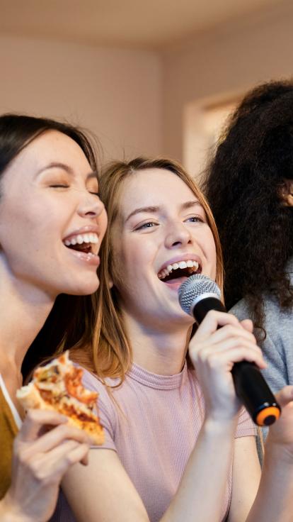 Iemand zingt met een tandenborstel als microfoon.