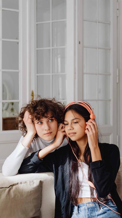 Samen met vrienden luisteren naar nieuwe muziek, ontdekken.