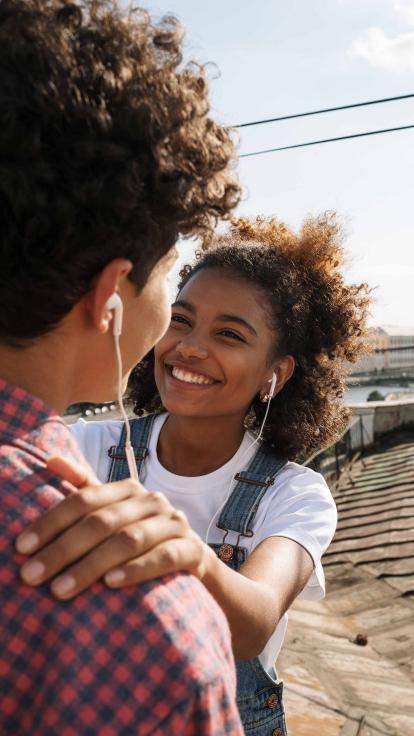 Verliefd koppeltje dat naar muziek luistert.