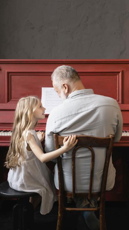 Oude man speelt op een saxofoon