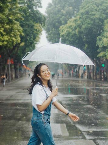 iemand loopt in de regen met paraplu