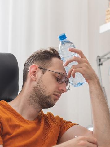 iemand heeft last van de warmte