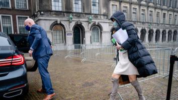 Kajsa Ollongren draagt de beruchte 'functie elders'-documenten