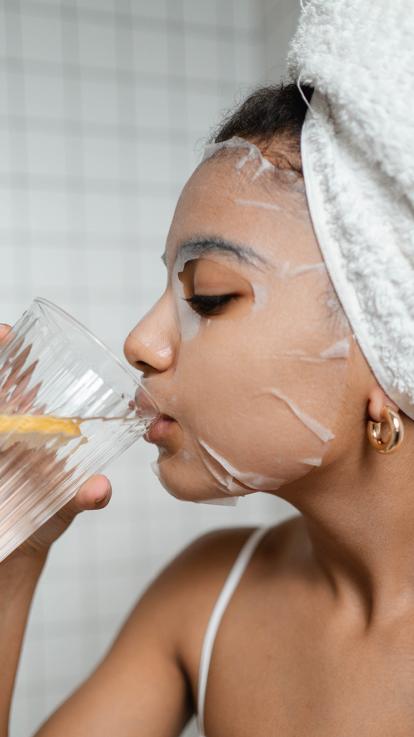 persoon die water drinkt