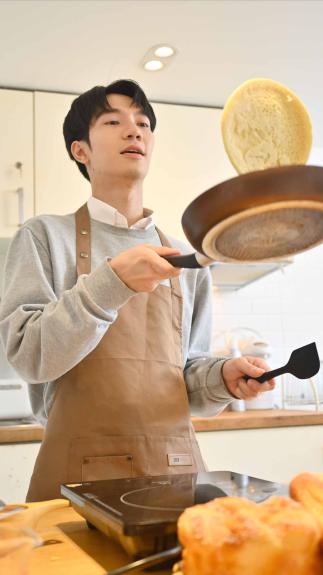 persoon die pannenkoek bakt