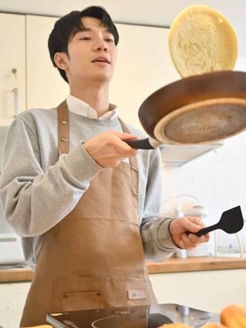 persoon die pannenkoek bakt