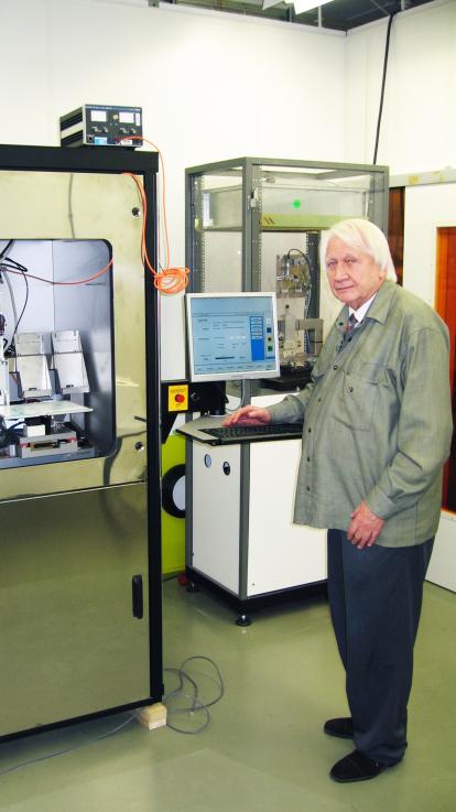 Een stuk vlees wordt in leven gehouden buiten het lichaam, het wordt gekweekt, om te kunnen eten. 