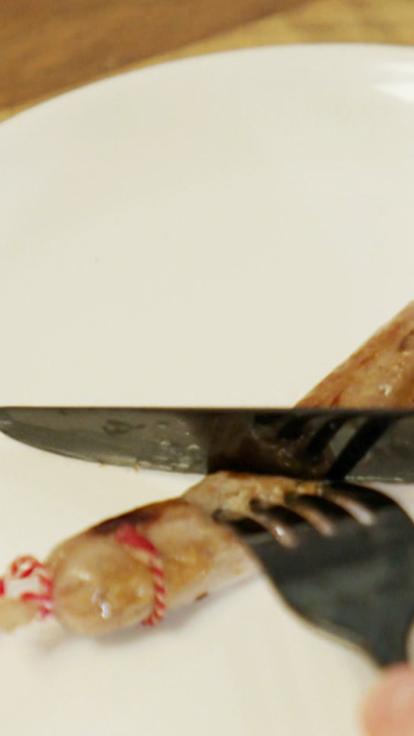 Een stukje kweekvlees, in de vorm van een burger, op een bord. 