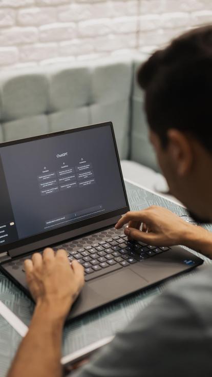 iemand gebruikt ChatGPT op zijn laptop