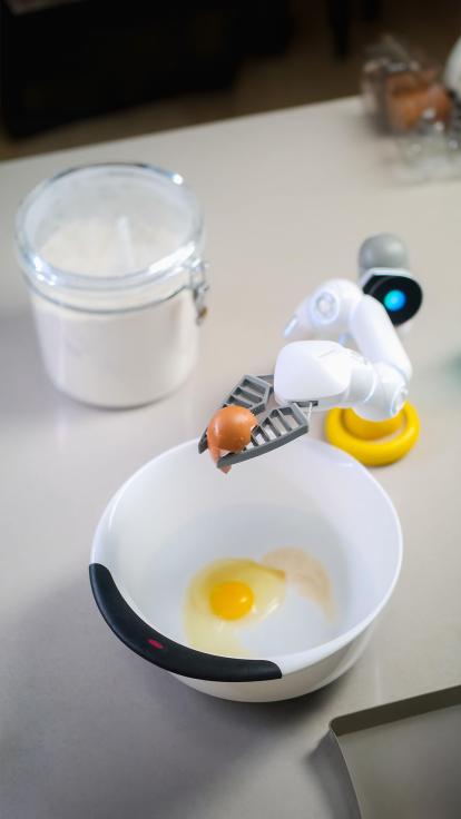 een kookrobot doet een ei in een beslagkom