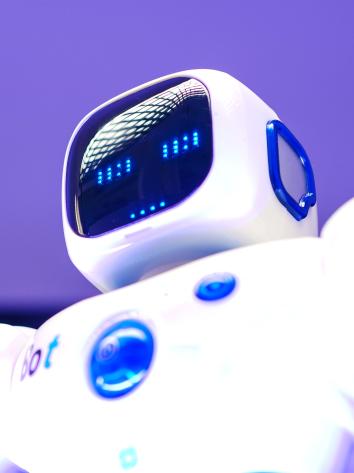 Een witte AI-robot met zachtaardige ogen. 