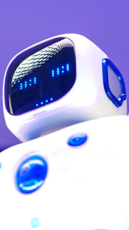 Een witte AI-robot met zachtaardige ogen.