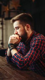 een persoon alleen in een bar