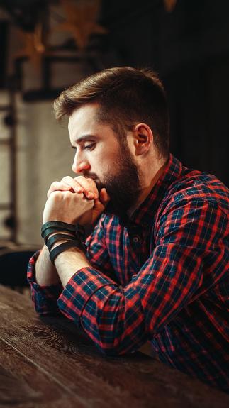 een persoon alleen in een bar