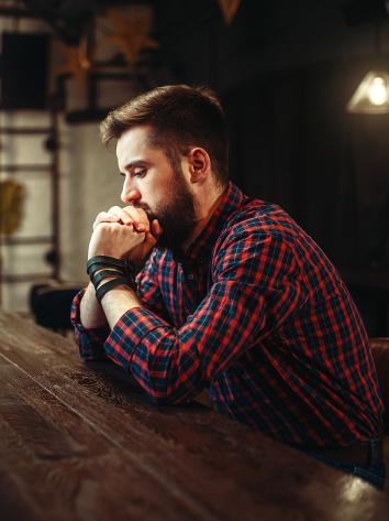 een persoon alleen in een bar