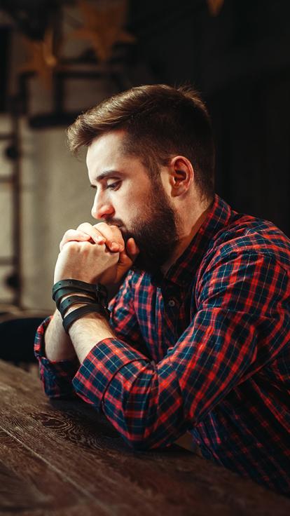 een persoon alleen in een bar